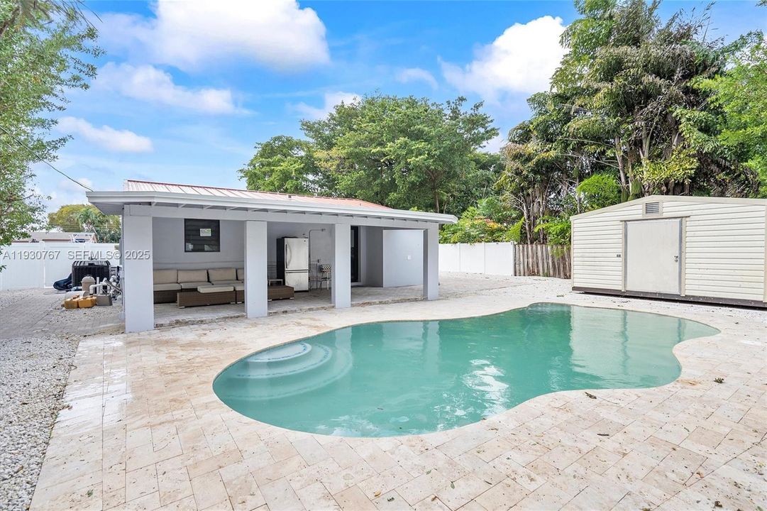 For Rent: $3,500 (2 beds, 1 baths, 932 Square Feet)