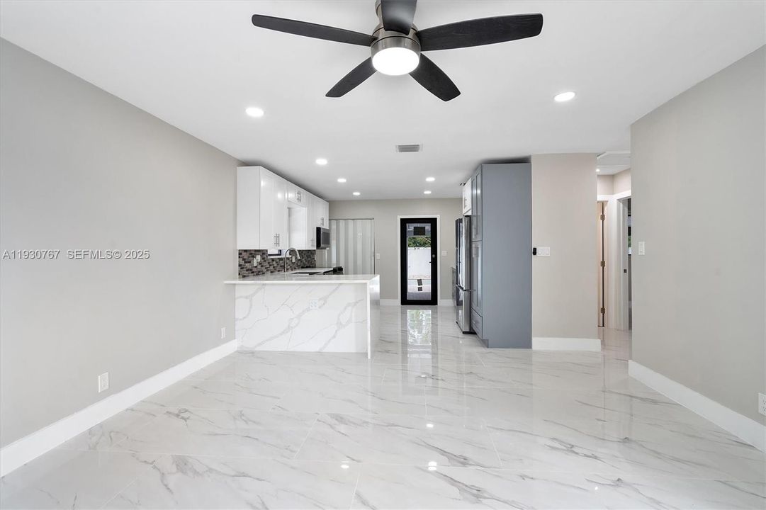 For Rent: $3,500 (2 beds, 1 baths, 932 Square Feet)