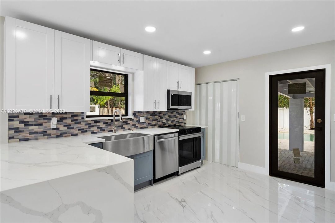 For Rent: $3,500 (2 beds, 1 baths, 932 Square Feet)