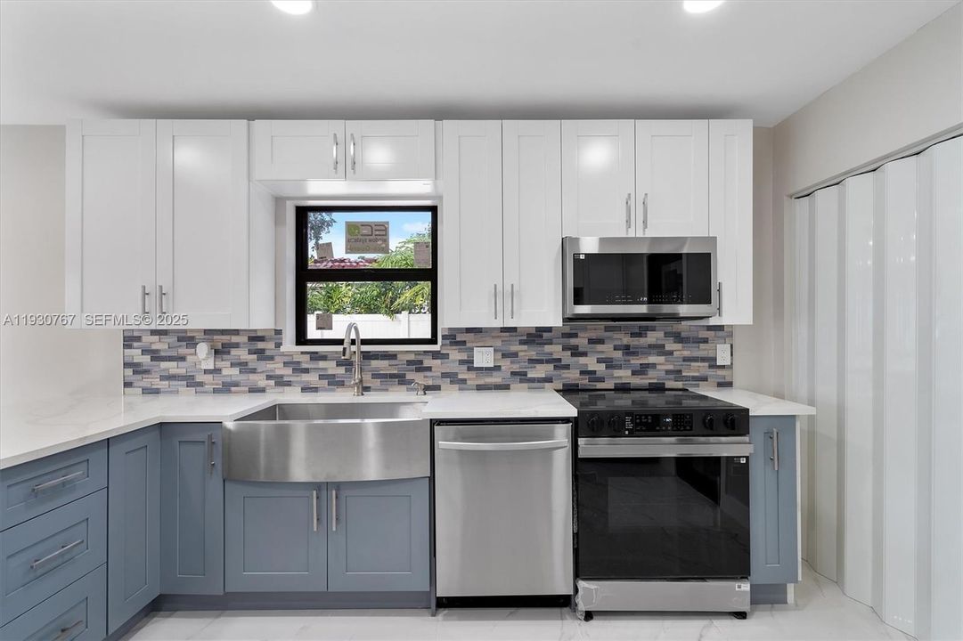 For Rent: $3,500 (2 beds, 1 baths, 932 Square Feet)