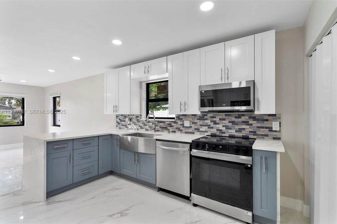 For Rent: $3,500 (2 beds, 1 baths, 932 Square Feet)