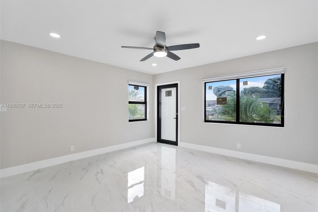 For Rent: $3,500 (2 beds, 1 baths, 932 Square Feet)