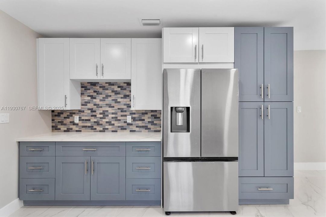 For Rent: $3,500 (2 beds, 1 baths, 932 Square Feet)