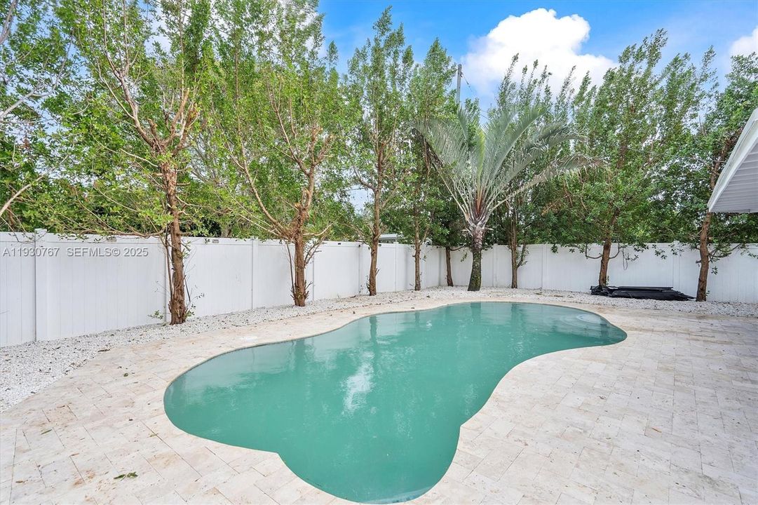 For Rent: $3,500 (2 beds, 1 baths, 932 Square Feet)