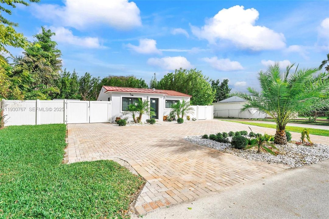 For Rent: $3,500 (2 beds, 1 baths, 932 Square Feet)