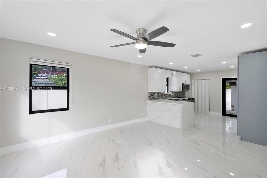 For Rent: $3,500 (2 beds, 1 baths, 932 Square Feet)