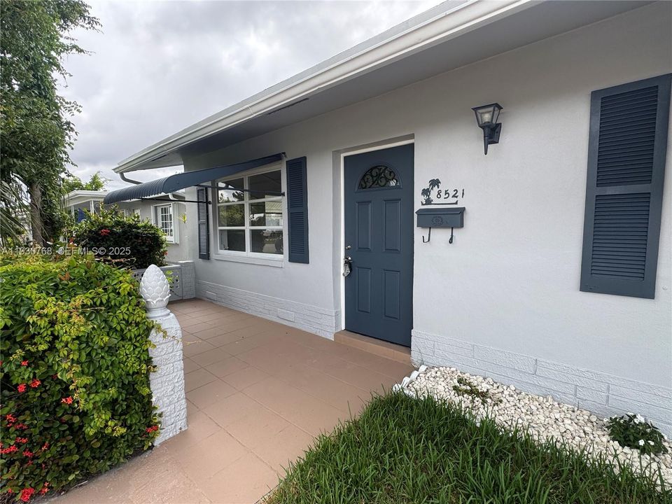 На продажу: $335,900 (2 спален, 1 ванн, 1216 Квадратных фут)