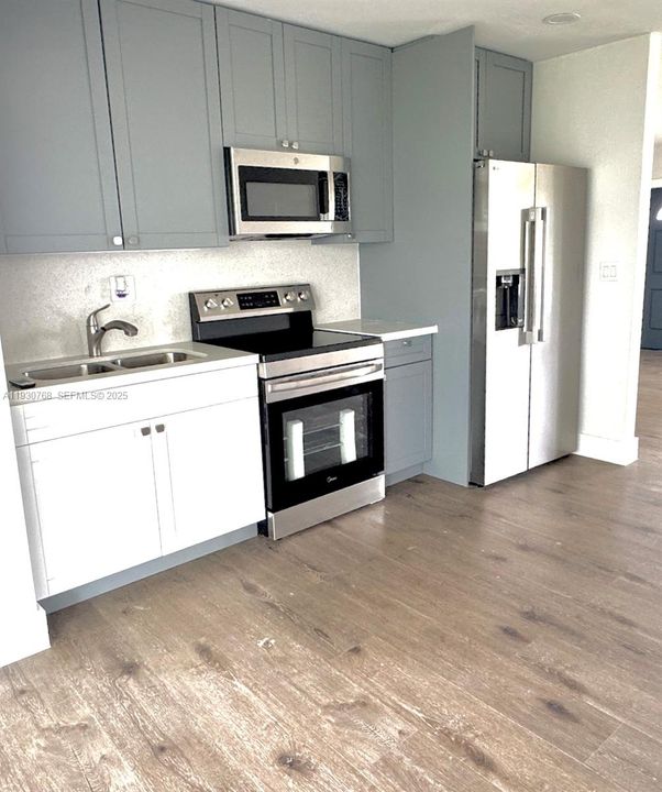 На продажу: $335,900 (2 спален, 1 ванн, 1216 Квадратных фут)