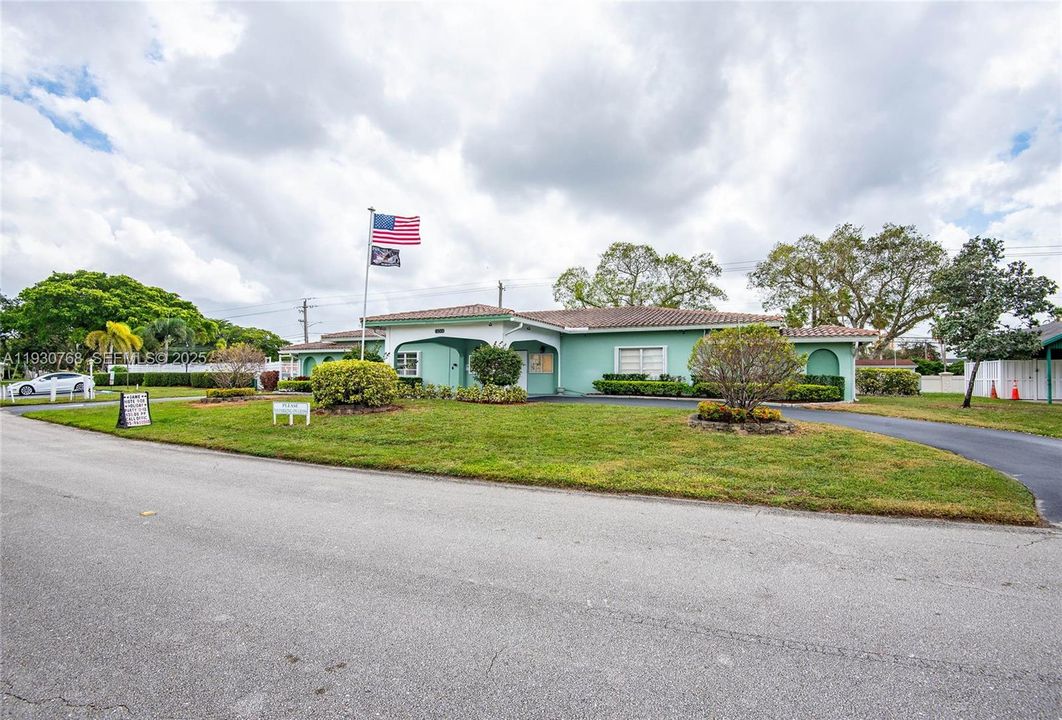 На продажу: $335,900 (2 спален, 1 ванн, 1216 Квадратных фут)