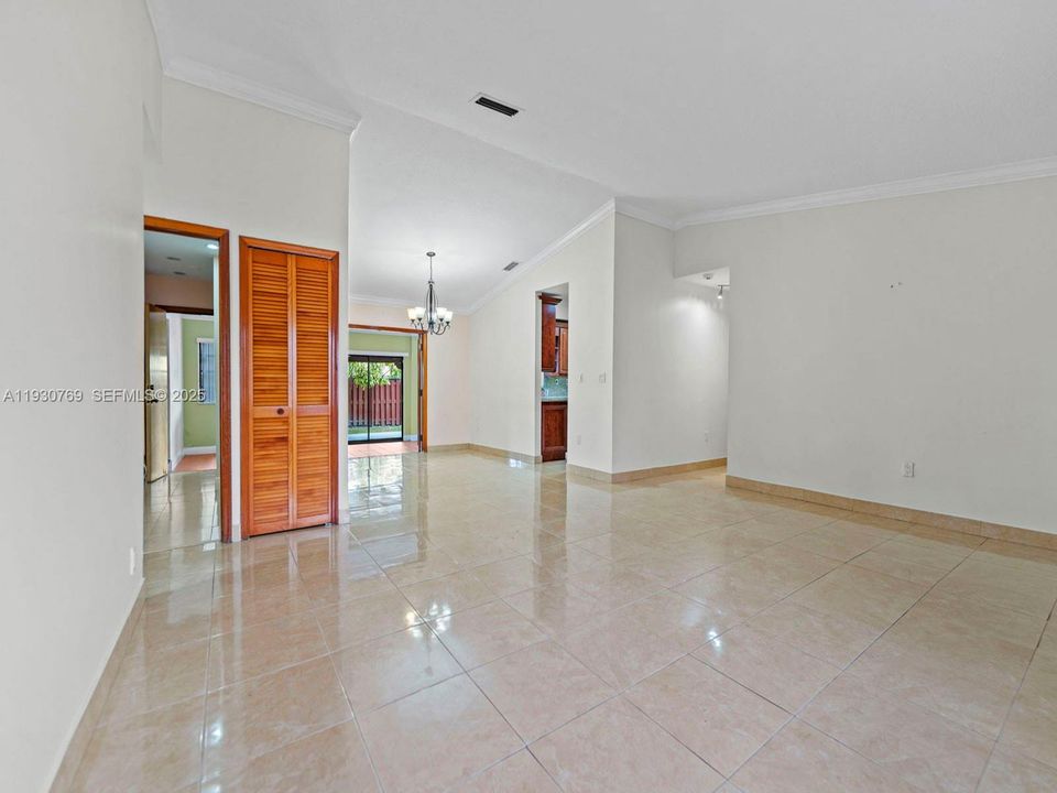 待售: $850,000 (3 贝兹, 2 浴室, 2304 平方英尺)