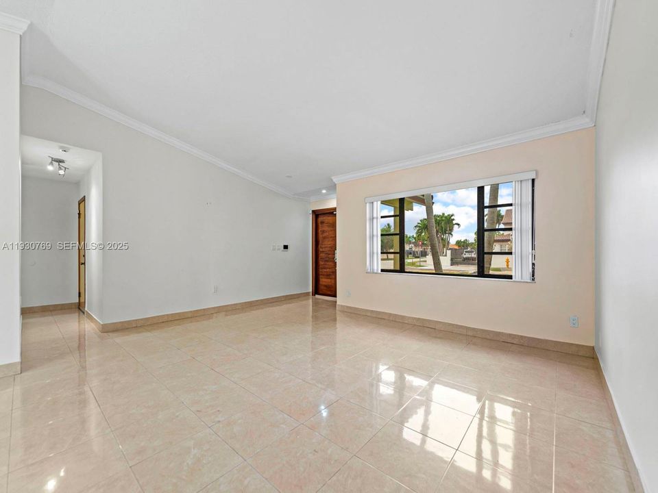 待售: $850,000 (3 贝兹, 2 浴室, 2304 平方英尺)