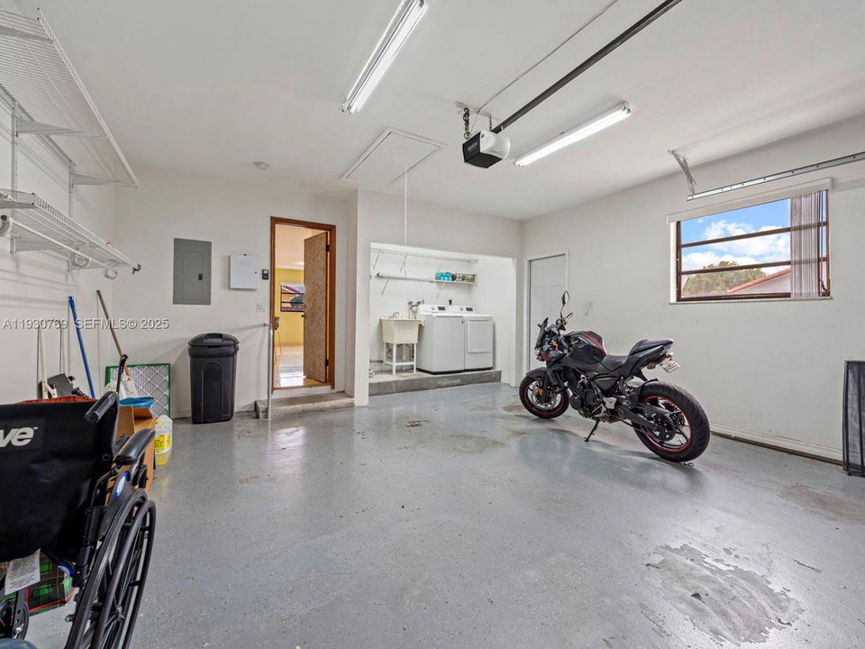 待售: $850,000 (3 贝兹, 2 浴室, 2304 平方英尺)