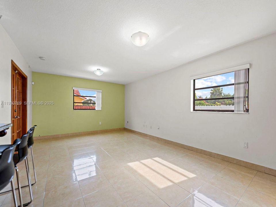 待售: $850,000 (3 贝兹, 2 浴室, 2304 平方英尺)