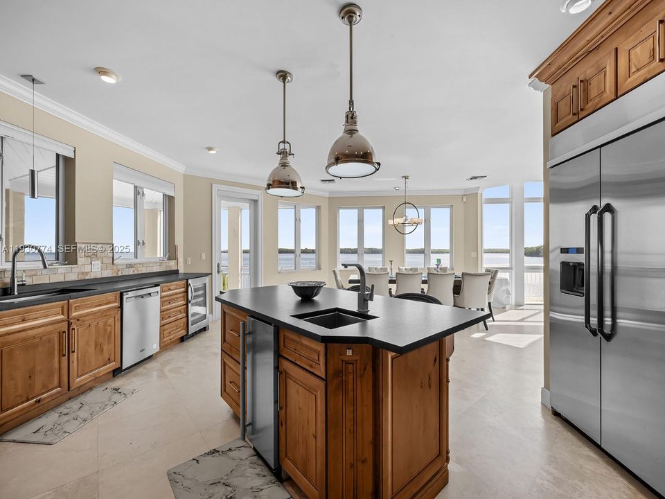 На продажу: $12,500,000 (6 спален, 5 ванн, 5113 Квадратных фут)