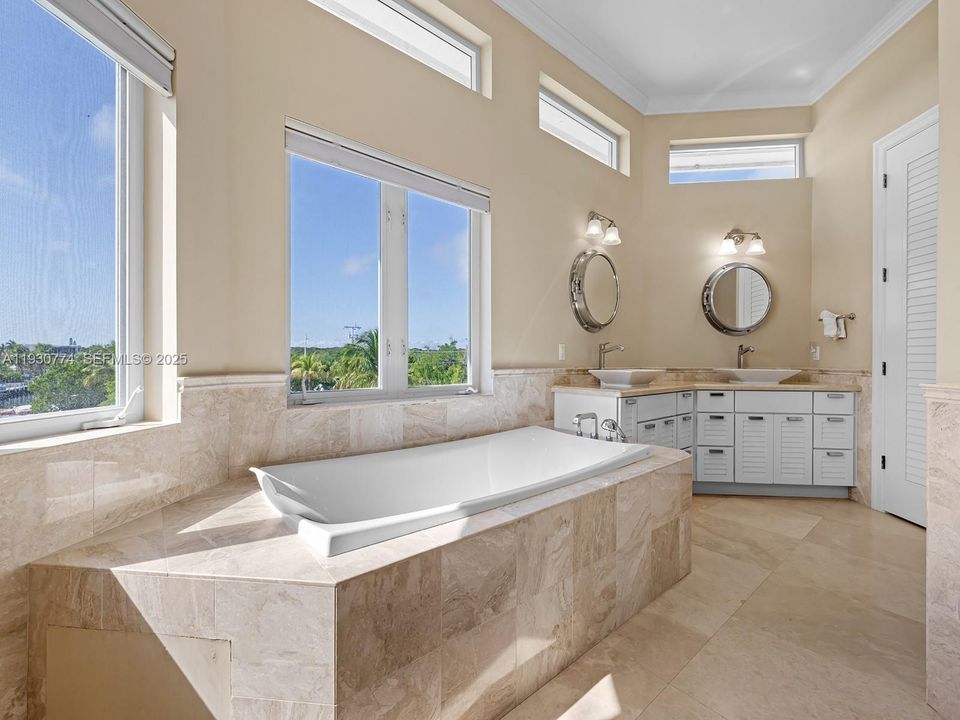 На продажу: $12,500,000 (6 спален, 5 ванн, 5113 Квадратных фут)