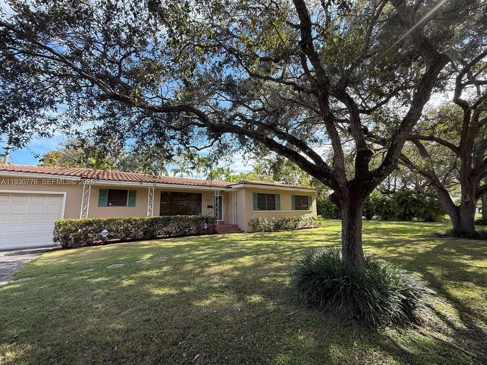 For Sale: $1,899,000 (3 beds, 2 baths, 1557 Square Feet)