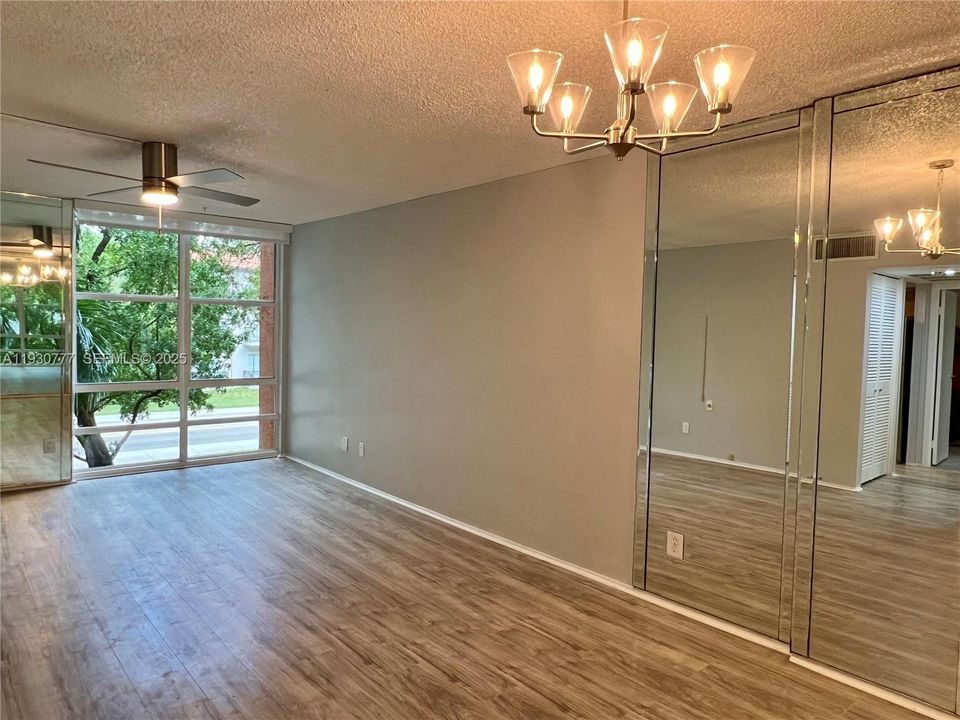 出租: $2,100 (1 贝兹, 1 浴室, 725 平方英尺)