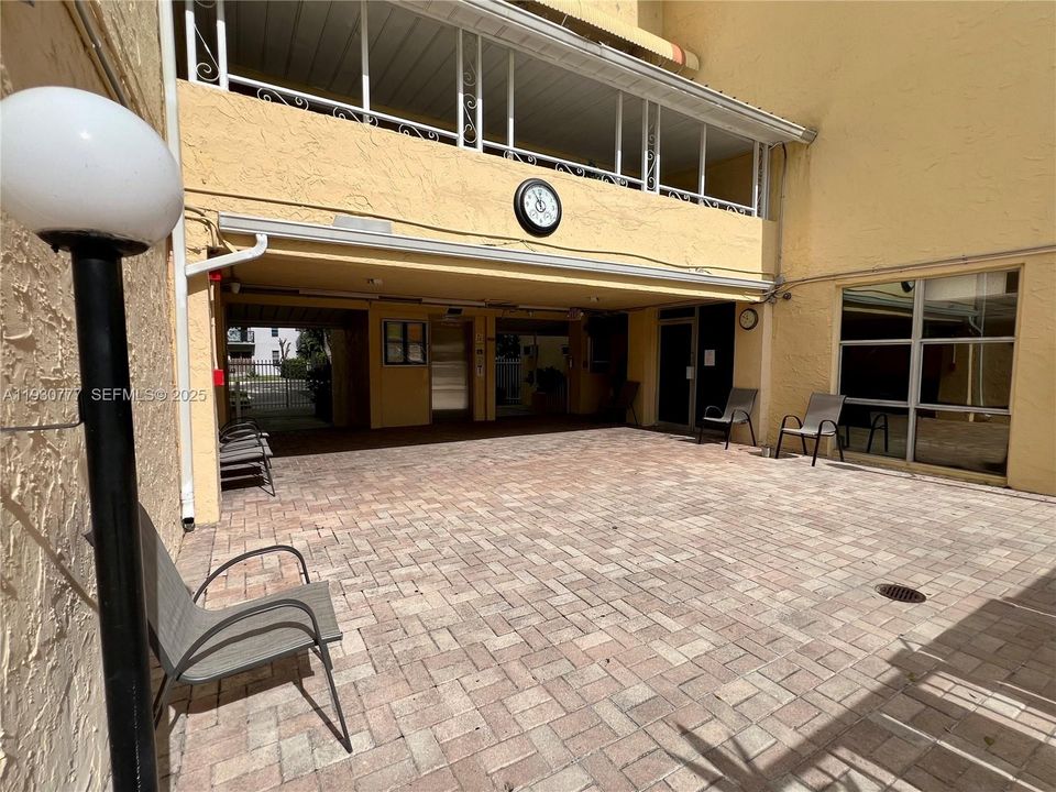 出租: $2,100 (1 贝兹, 1 浴室, 725 平方英尺)