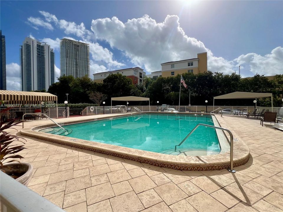 出租: $2,100 (1 贝兹, 1 浴室, 725 平方英尺)