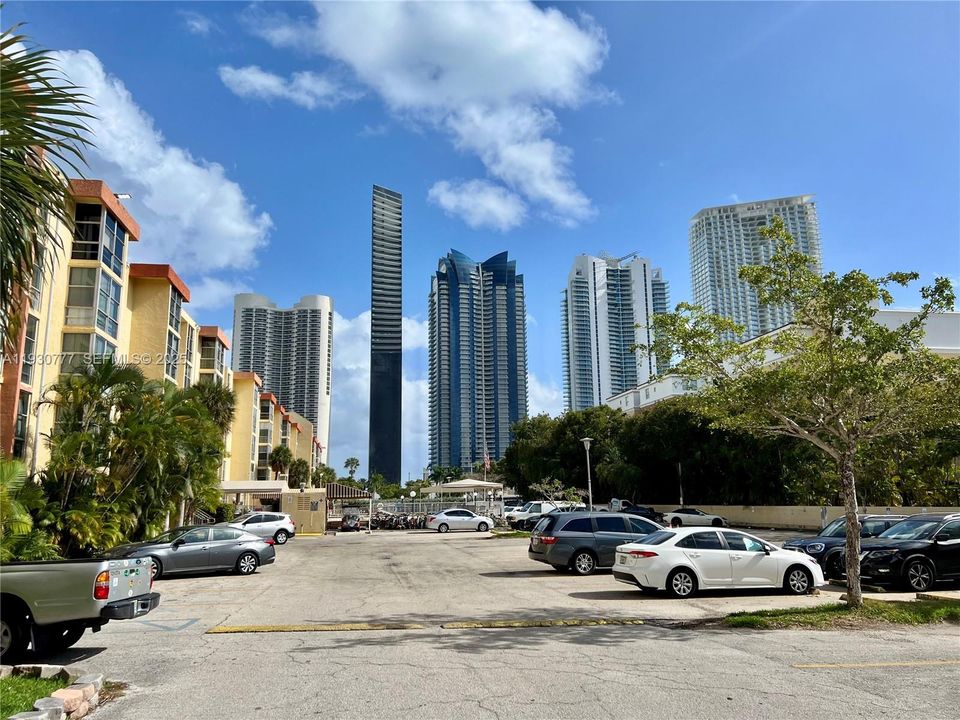 出租: $2,100 (1 贝兹, 1 浴室, 725 平方英尺)