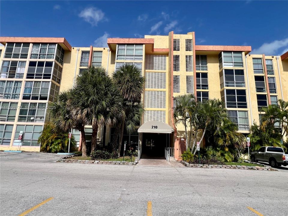 出租: $2,100 (1 贝兹, 1 浴室, 725 平方英尺)