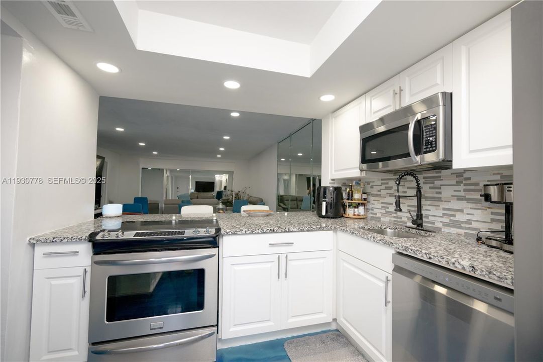 На продажу: $260,000 (2 спален, 2 ванн, 1151 Квадратных фут)