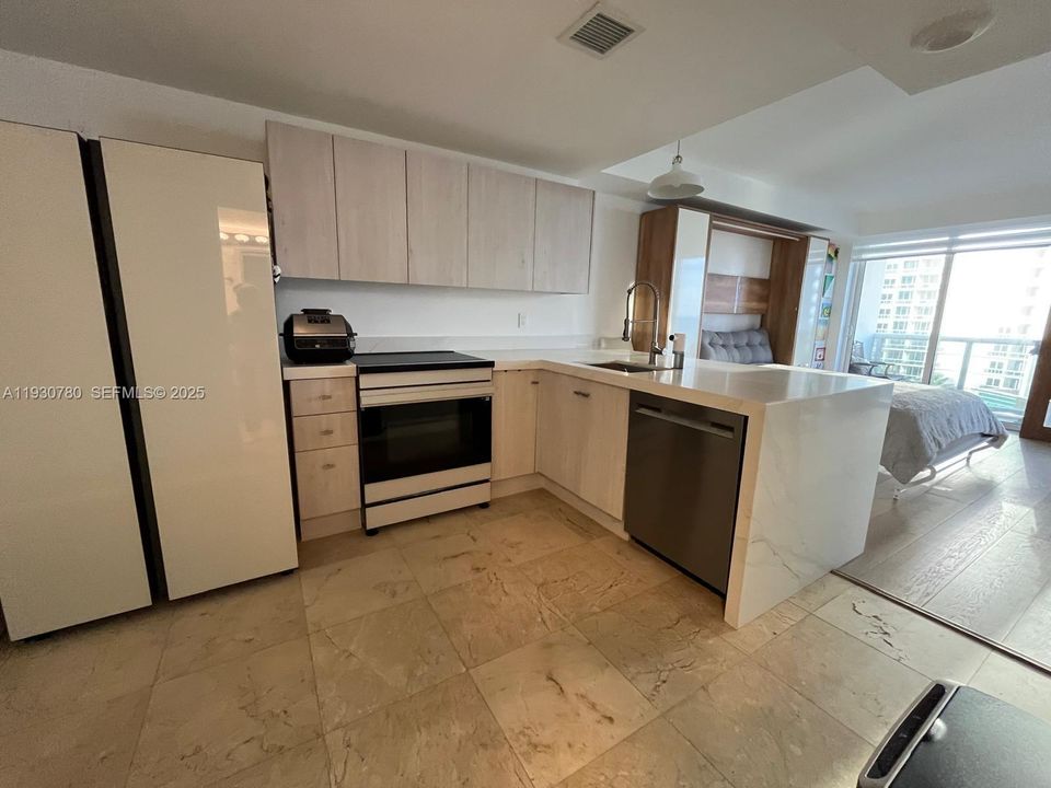 For Rent: $3,300 (0 beds, 1 baths, 481 Square Feet)