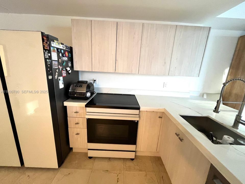 For Rent: $3,300 (0 beds, 1 baths, 481 Square Feet)