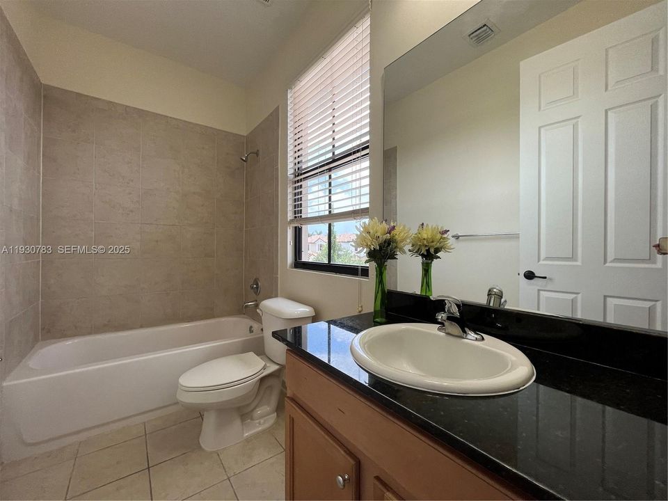 出租: $3,250 (3 贝兹, 2 浴室, 1868 平方英尺)