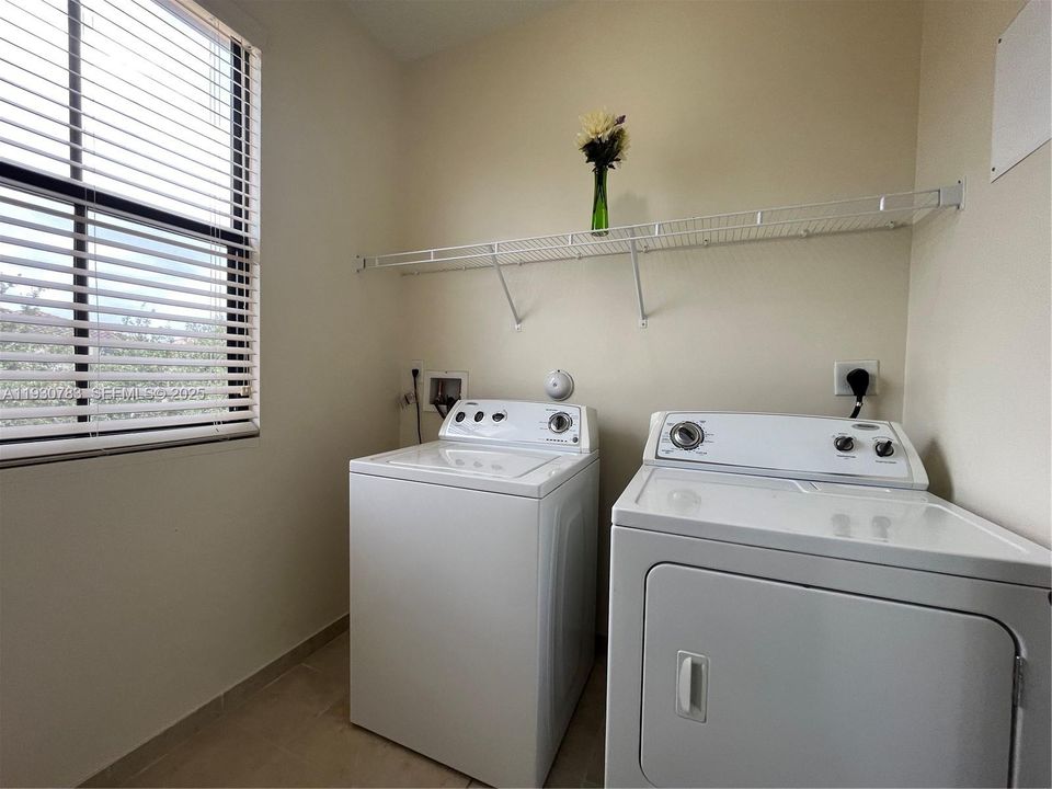 出租: $3,250 (3 贝兹, 2 浴室, 1868 平方英尺)