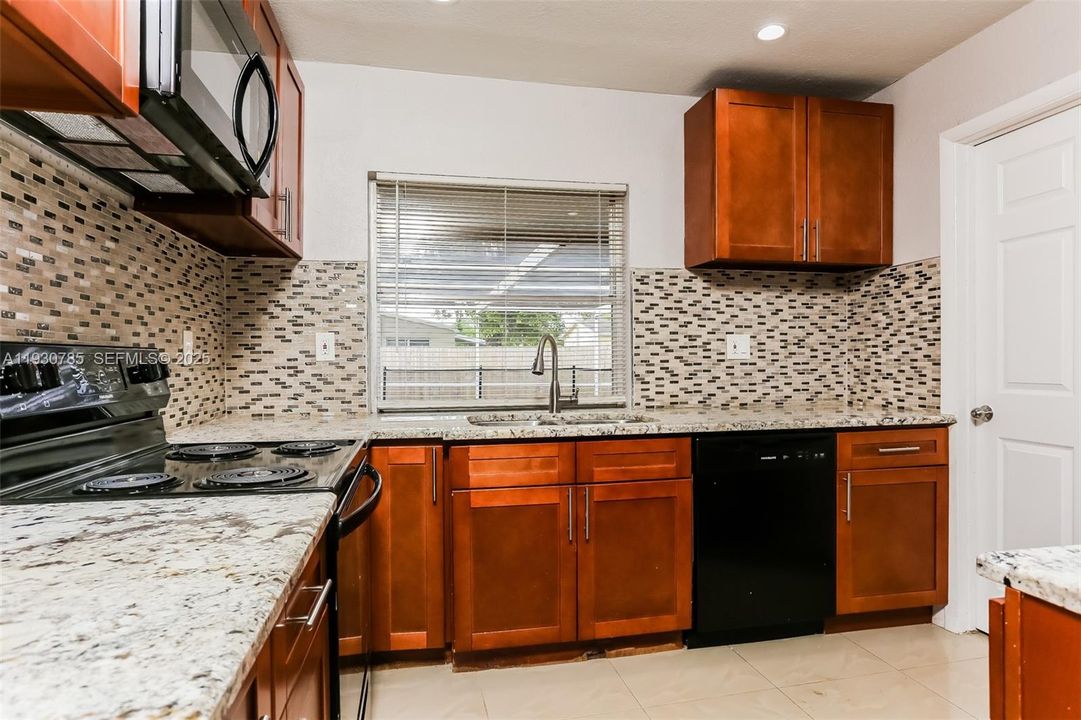 En Renta: $2,690 (4 camas, 2 baños, 1608 Pies cuadrados)