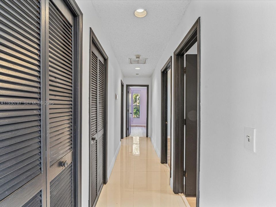 En Venta: $775,000 (4 camas, 2 baños, 2205 Pies cuadrados)