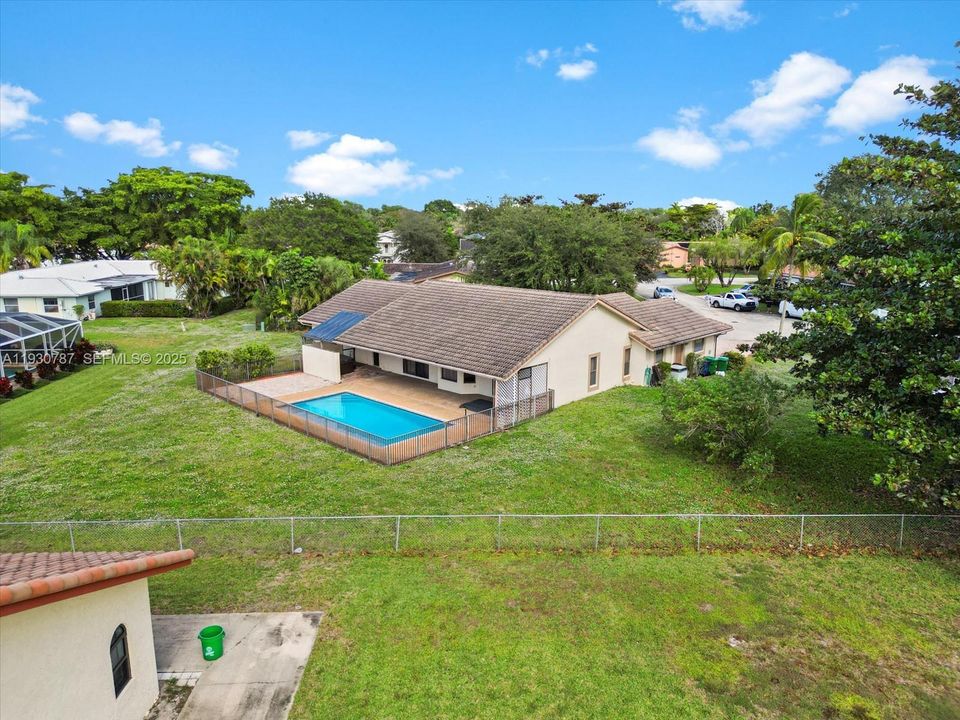 En Venta: $775,000 (4 camas, 2 baños, 2205 Pies cuadrados)