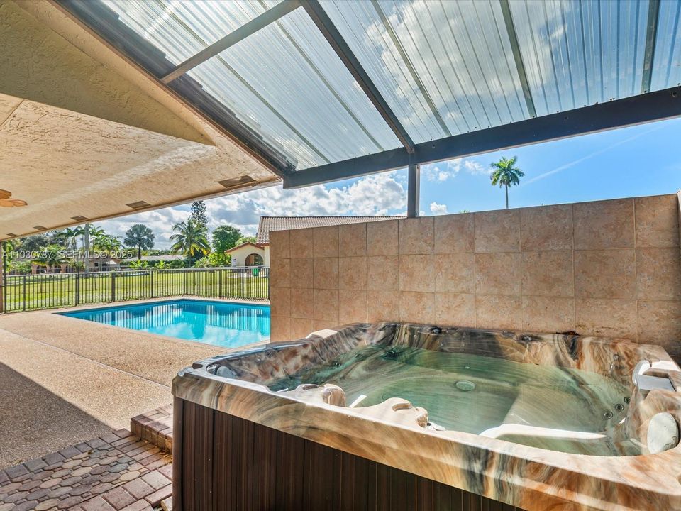 En Venta: $775,000 (4 camas, 2 baños, 2205 Pies cuadrados)