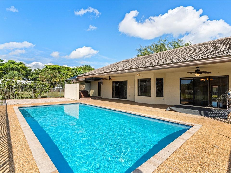 En Venta: $775,000 (4 camas, 2 baños, 2205 Pies cuadrados)