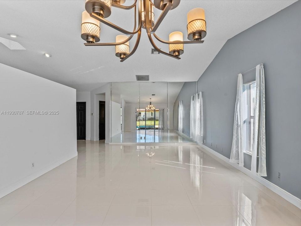 En Venta: $775,000 (4 camas, 2 baños, 2205 Pies cuadrados)