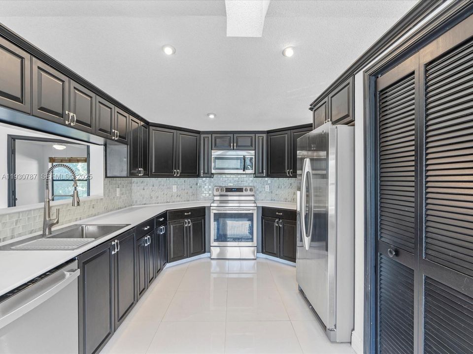 En Venta: $775,000 (4 camas, 2 baños, 2205 Pies cuadrados)