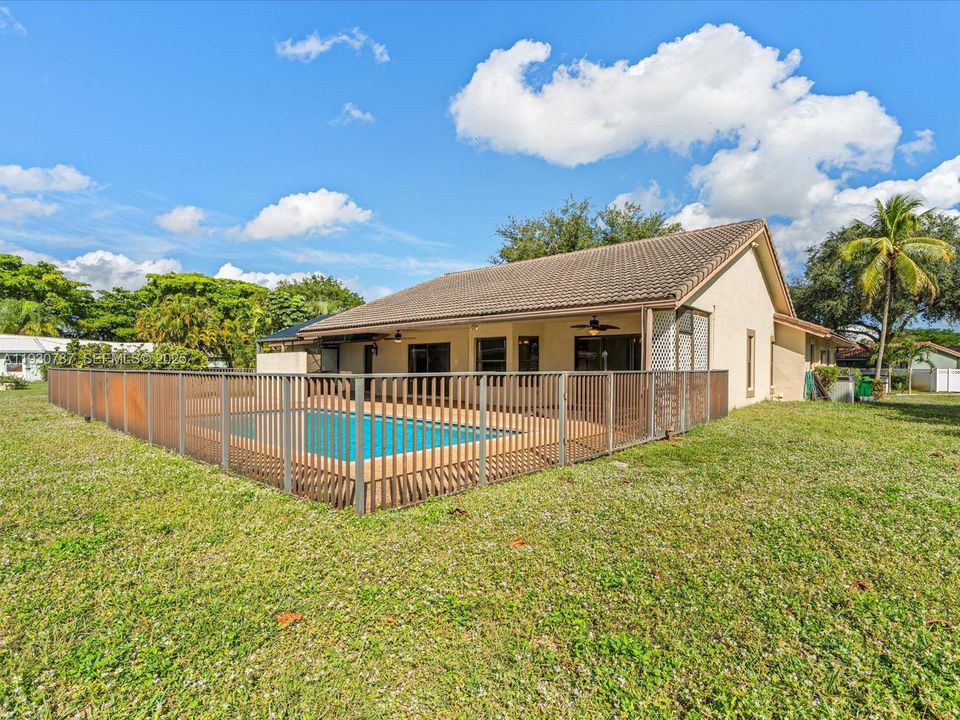 En Venta: $775,000 (4 camas, 2 baños, 2205 Pies cuadrados)