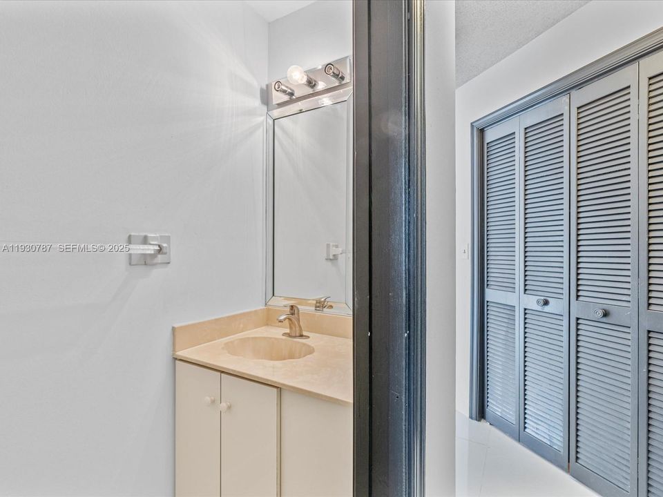 En Venta: $775,000 (4 camas, 2 baños, 2205 Pies cuadrados)