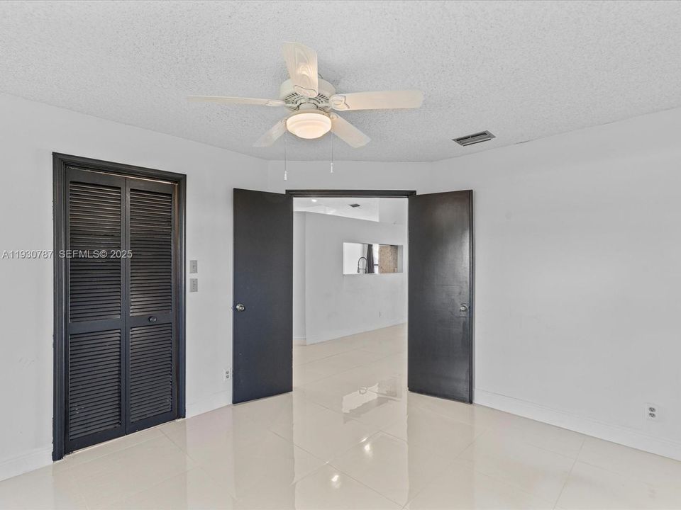 En Venta: $775,000 (4 camas, 2 baños, 2205 Pies cuadrados)