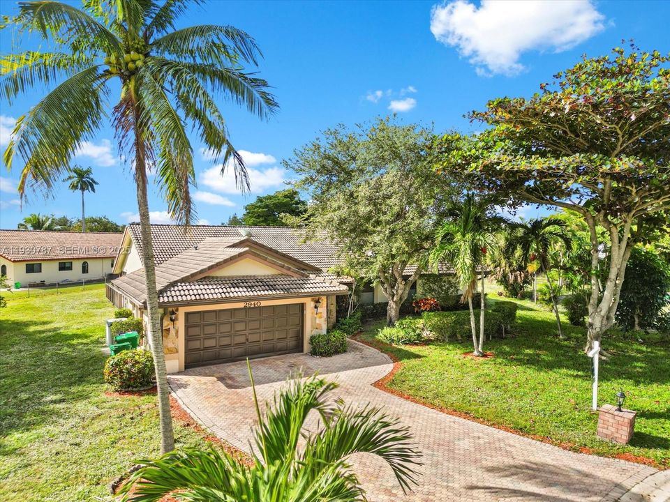 En Venta: $775,000 (4 camas, 2 baños, 2205 Pies cuadrados)