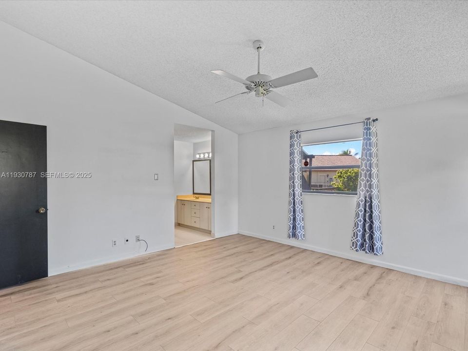 En Venta: $775,000 (4 camas, 2 baños, 2205 Pies cuadrados)