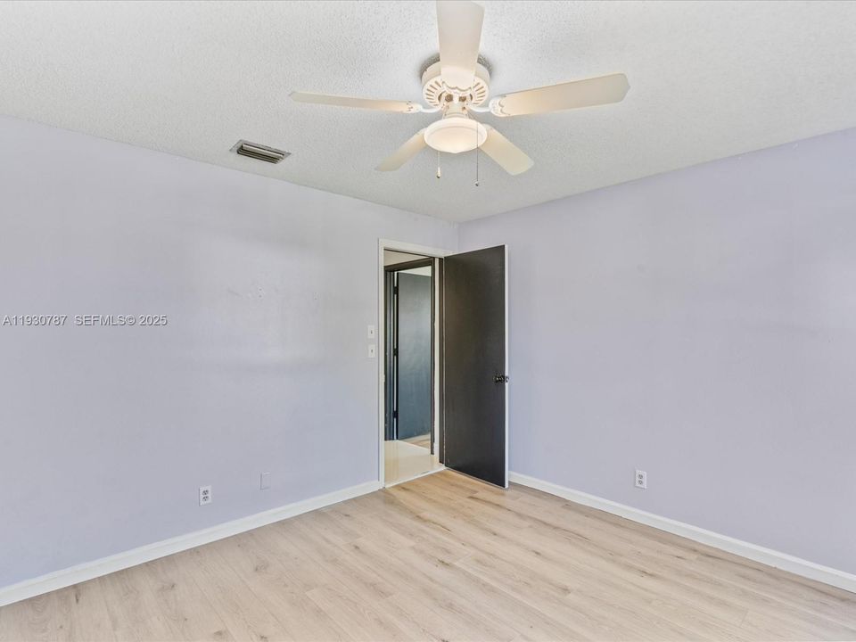 En Venta: $775,000 (4 camas, 2 baños, 2205 Pies cuadrados)