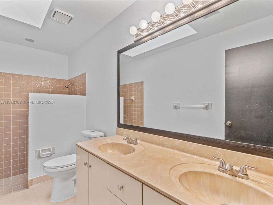 En Venta: $775,000 (4 camas, 2 baños, 2205 Pies cuadrados)