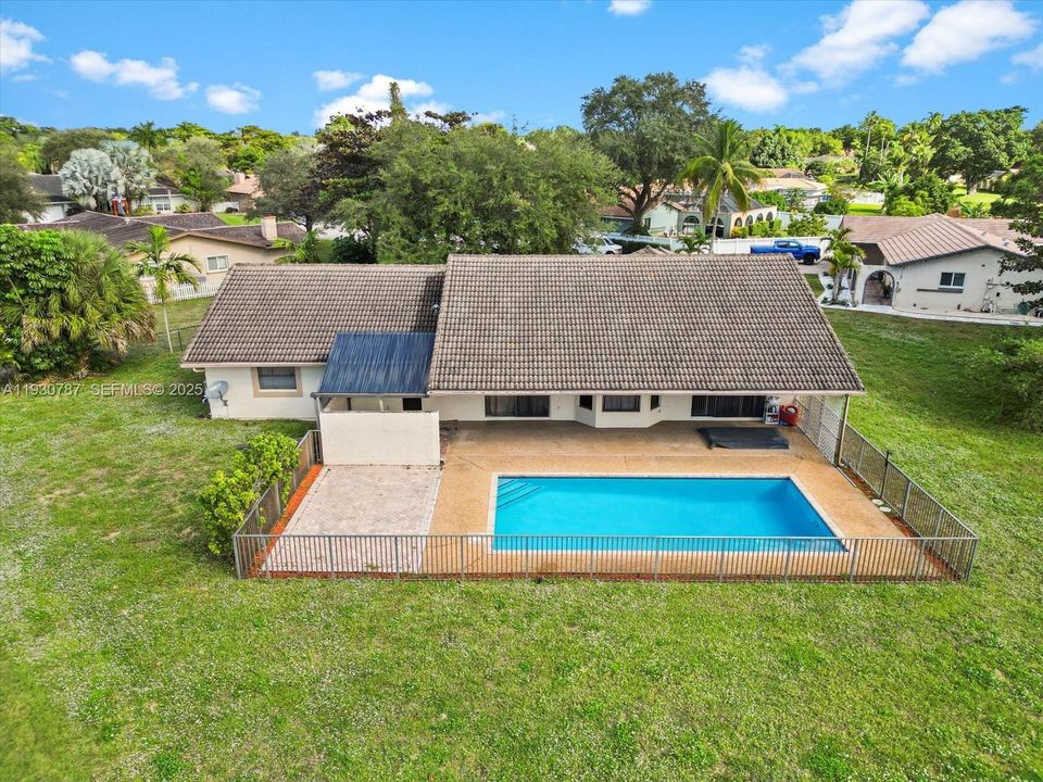 En Venta: $775,000 (4 camas, 2 baños, 2205 Pies cuadrados)