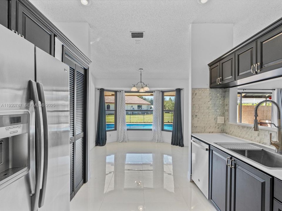 En Venta: $775,000 (4 camas, 2 baños, 2205 Pies cuadrados)