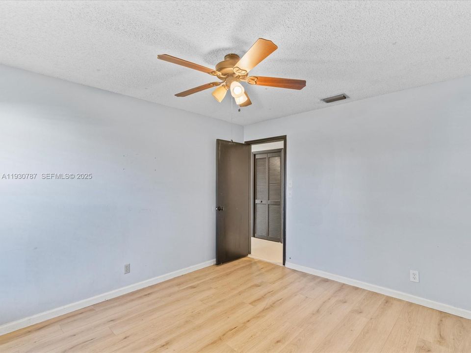 En Venta: $775,000 (4 camas, 2 baños, 2205 Pies cuadrados)