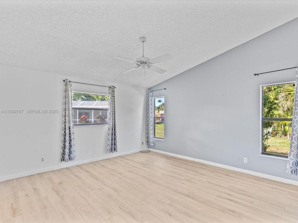 En Venta: $775,000 (4 camas, 2 baños, 2205 Pies cuadrados)