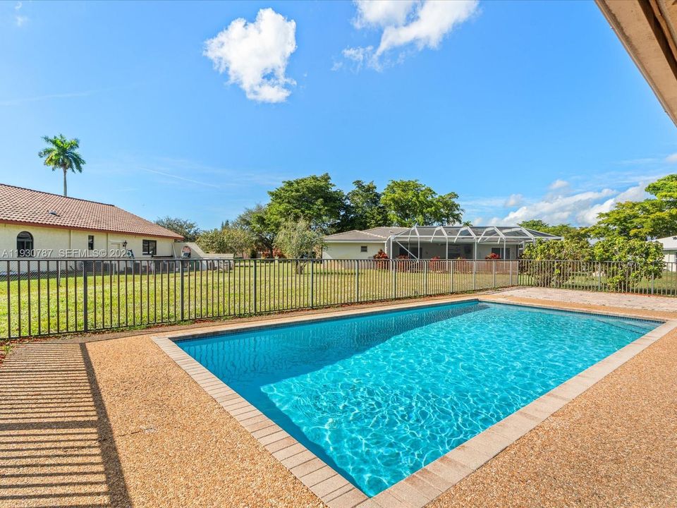 En Venta: $775,000 (4 camas, 2 baños, 2205 Pies cuadrados)