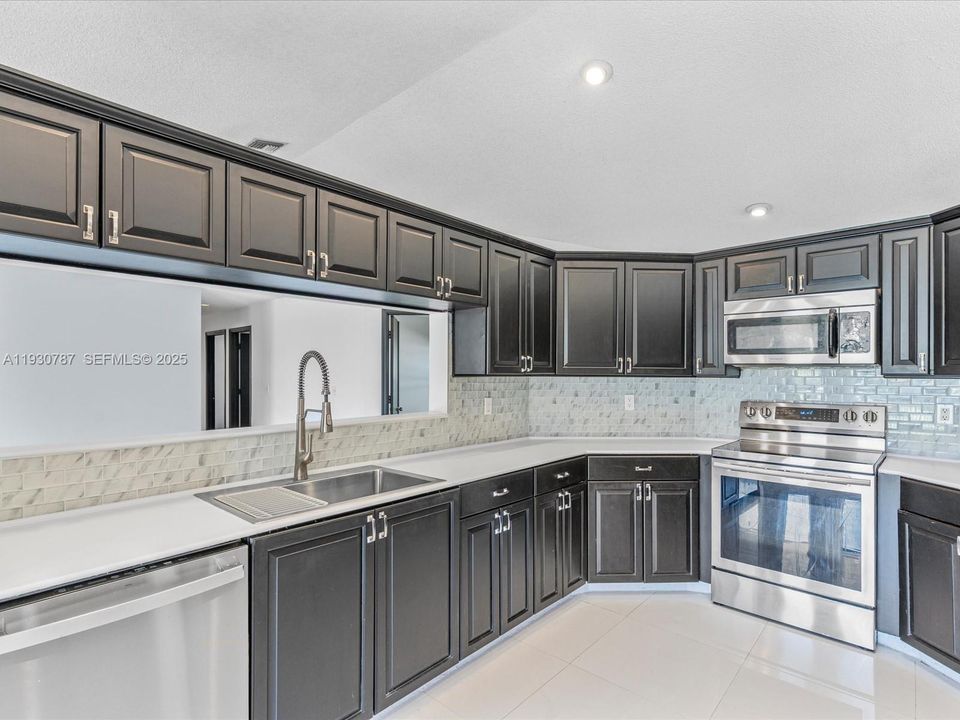 En Venta: $775,000 (4 camas, 2 baños, 2205 Pies cuadrados)